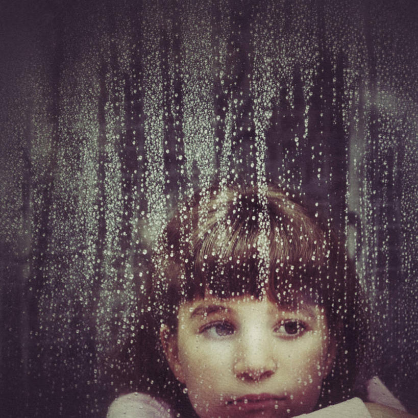 西方人,儿童,脸,头,脸颊,头发,一个人,站,笑,微笑,横图,室外,特写,白天,正面,纯洁,水,露水,窗户,落地窗,欧洲,欧洲人,仅一个女性,仅一个人,服装,朦胧,模糊,透明,液体,水滴,棕色,扭头,注视,休闲装,玻璃窗,水珠,小孩,衣服,露珠,观察,看,站着,转头,仅一个小孩,休闲,休闲服,雨水,可爱,童年,童趣,服饰,观看,生机,察看,关注,剔透,童真,烂漫,无邪,灵动,通明,天真,女孩,女人,女性,白种人,孩子,头部,脸部,脸蛋,面部,小雨,站立,半身,彩图,晶莹,女生