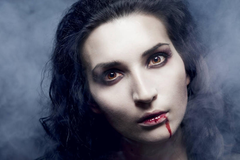 西方人,脸,头,脸颊,头发,一个人,站,横图,室内,特写,白天,正面,欧洲,欧洲人,仅一个年轻女性,仅一个女性,仅一个人,注视,黑色,观察,看,站着,血液,烟,摄影,影棚,观看,察看,关注,怪物,吸血鬼,年轻女性,女人,女性,白种人,头部,卷发,脸部,脸蛋,面部,站立,半身,彩图,影棚拍摄,拍摄,嗜血,血族