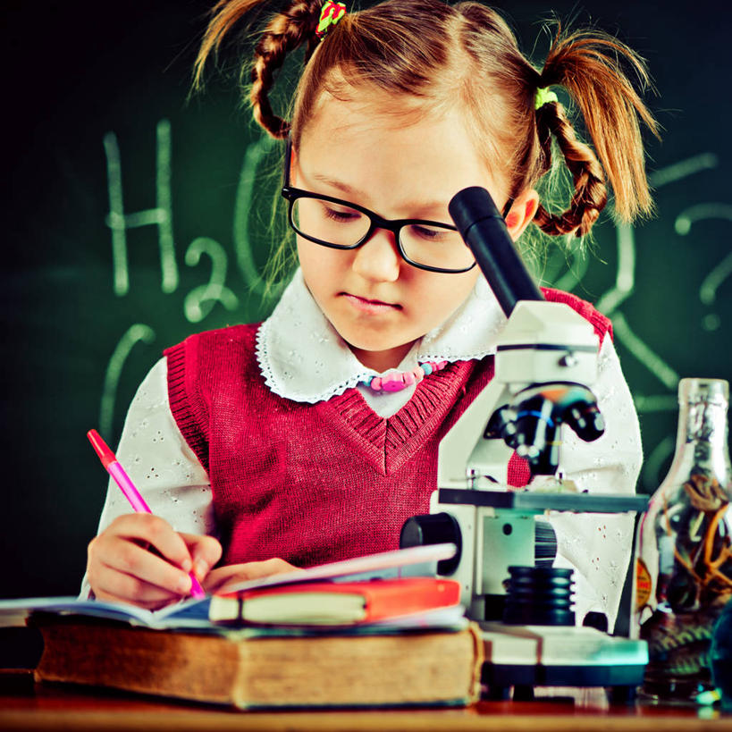 西方人,儿童,一个人,学校,坐,笑,微笑,横图,室内,白天,正面,纯洁,仪器,桌面,桌子,书籍,欧洲,欧洲人,仅一个女性,仅一个人,握,服装,检查,反射,分析,科学,木制,英文,笔,标志,文字,显微镜,眼镜,字符,字母,办公用品,记事本,拿,拿着,扭头,注视,休闲装,标识,校园,水笔,文具,小孩,衣服,本子,笔记本,木制品,学习用品,黑板,书本,低头,观察,看,转头,仅一个小孩,休闲,教室,休闲服,可爱,清晰,探索,童年,童趣,教学,握着,服饰,放大,观看,英文字母,仔细,文具用品,透镜,察看,书写,凸透镜,课堂,聚焦,关注,近视眼镜,童真,烂漫,无邪,光学,清楚,耐磨,誊写,教学黑板,天真,女孩,女人,女性,白种人,孩子,书,图书,坐着,半身,彩图,女生