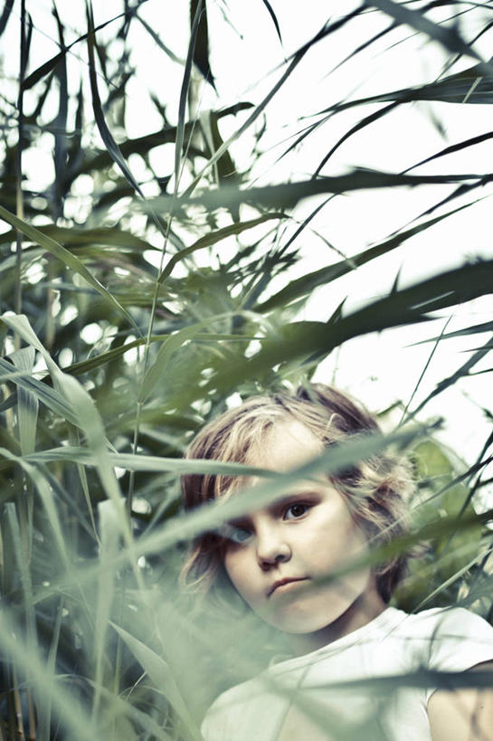 西方人,儿童,一个人,站,笑,微笑,竖图,室外,白天,仰视,纯洁,植物,欧洲,欧洲人,仅一个女性,仅一个人,阴影,服装,光线,影子,云,云朵,云彩,扭头,注视,休闲装,草,小孩,衣服,蓝色,绿色,白云,蓝天,天空,阳光,天,观察,看,站着,转头,仅一个小孩,休闲,休闲服,可爱,童年,童趣,服饰,茅草,晴朗,观看,察看,关注,童真,烂漫,无邪,天真,女孩,女人,女性,白种人,孩子,晴空,站立,半身,彩图,低角度拍摄,女生