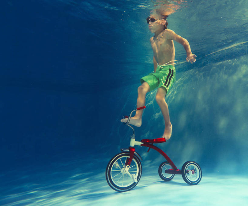 西方人,儿童,一个人,体育馆,游泳池,站,横图,室内,白天,仰视,纯洁,水,欧洲,欧洲人,仅一个男性,仅一个人,短裤,眼镜,泳镜,水池,水面,三轮车,注视,光脚,泳池,车,脚踏车,小孩,游泳眼镜,交通工具,观察,看,站着,仅一个小孩,赤脚,可爱,童年,童趣,观看,波光粼粼,察看,游泳馆,关注,载具,儿童车,童真,烂漫,无邪,天真,男孩,男人,男性,白种人,孩子,站立,彩图,低角度拍摄,全身,儿童三轮车,男生