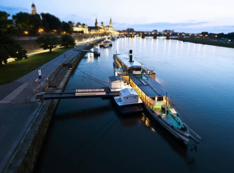 无人,家,横图,俯视,室外,白天,旅游,度假,草地,草坪,山,山脉,植物,标志建筑,地标,建筑,船,德国,欧洲,阴影,光线,影子,房屋,屋子,山峰,云,云朵,建筑群,灯光,木船,山峦,云彩,娱乐,建设,楼房,住宅,草,树,树木,蓝色,绿色,白云,蓝天,天空,阳光,自然,交通工具,群山,天,享受,休闲,旅游胜地,放松,生长,晴朗,成长,舟,西欧,载具,德意志联邦共和国,圣母大教堂,首府,德累斯顿,萨克森州,萨克森自由州,德累斯顿圣母大教堂,德累斯顿圣母教堂,晴空,彩图,高角度拍摄,房子