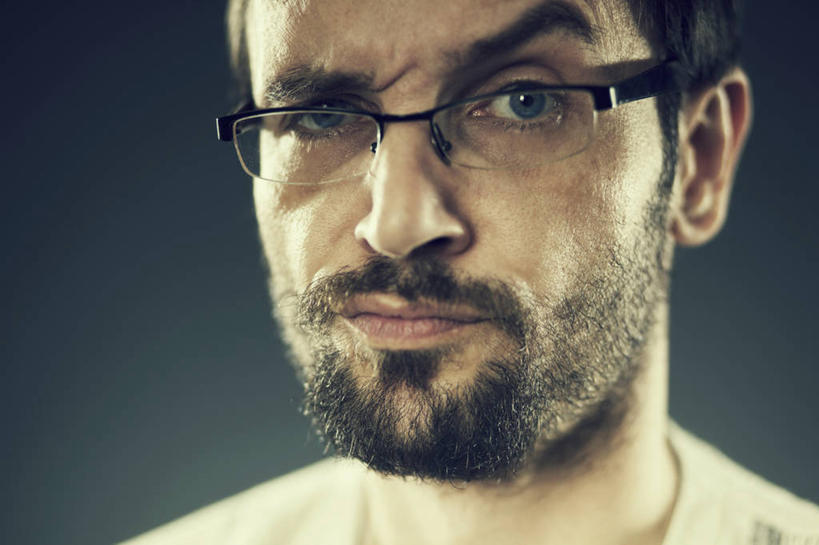 西方人,脸,头,脸颊,胡须,头发,一个人,站,横图,室内,特写,白天,正面,欧洲,欧洲人,仅一个男性,仅一个人,仅一个中年男性,黑色背景,服装,眼镜,注视,休闲装,肩膀,衣服,黑色,观察,看,站着,休闲,休闲服,眨眼睛,摄影,服饰,影棚,观看,察看,眨眼,关注,近视眼镜,男人,男性,中年男性,白种人,头部,胡子,络腮胡,脸部,脸蛋,面部,站立,半身,彩图,影棚拍摄,拍摄,挤眉弄眼,短发