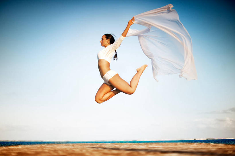 西方人,一个人,跳,举,伸展双臂,横图,室外,白天,仰视,跳舞,海浪,海洋,沙滩,纺织品,欧洲,欧洲人,仅一个年轻女性,仅一个女性,仅一个人,握,阴影,服装,光线,布,沙子,纱布,影子,海岸,浪花,水平线,云,云朵,辽阔,织物,海平线,沙地,半空,拿,云彩,拿着,休闲装,光脚,衣服,蓝色,白云,蓝天,天空,阳光,海水,天,托,休闲,广阔,赤脚,休闲服,握着,服饰,晴朗,翘,一望无际,布匹,薄纱,舞姿,海景,无边无际,一马平川,年轻女性,女人,女性,白种人,大海,风浪,海,海水的波动,海滩,近岸浪,涌浪,晴空,敞开双臂,举起,举手,举着,伸开双臂,跳跃,向上举,向上伸,向上托,展开双肩,张开手臂,张开双臂,彩图,低角度拍摄,全身,舞蹈,棉织品,水天相接,水天一线