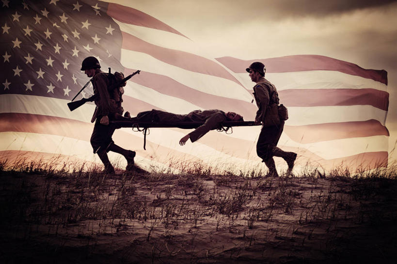 西方人,三个人,走,躺,搬运,横图,室外,白天,侧面,成功,合作,团队,集体,信心,竞争,草地,草坪,植物,旗帜,国旗,帽子,欧洲,欧洲人,士兵,对抗,握,冲突,枪支,头盔,乌云,云,阴天,云朵,背光,云彩,注视,破坏,队伍,星条旗,草,绿色,天空,安全帽,天,观察,看,武器,战争,握着,美国国旗,手枪,观看,军人,损坏,察看,急救,医疗设备,担架,领导,攻击,昏暗,威胁,阴沉,成就,对立,关注,矛盾,兵器,迷彩服,军服,医疗器械,防御,合伙,领袖,救援,逆光,枪械,来福枪,来复枪,军队,弹夹,敌对,挫败,斗争,抗拒,抗衡,杀伤,威慑,子弹夹,伪装服,野战服,作战服,卧着,危险,男人,男性,年轻男性,白种人,旗,搬,步行,散步,躺着,卧,走路,彩图,全身,美利坚合众国国旗,武装组织