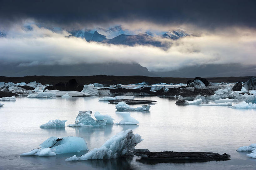无人,横图,室外,白天,正面,旅游,度假,冰山,海浪,海洋,美景,沙滩,山,欧洲,冰岛,沙子,冰,海岸,景观,浪花,山峰,乌云,云,阴天,云朵,沙地,山峦,云彩,娱乐,冰川,天空,自然,海水,天,享受,休闲,景色,放松,寒冷,冰冷,昏暗,阴沉,自然风光,北欧,冰河,海景,冰岛共和国,杰古沙龙湖,严寒,冰凉,酷寒,凛冽,凛凛,极冷,瓦特纳冰原,大海,风浪,海,海水的波动,海滩,近岸浪,涌浪,彩图