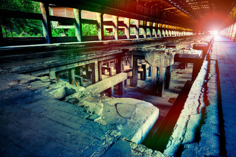 无人,栏杆,横图,室内,白天,正面,阴影,光线,瓷砖,地砖,影子,柱子,围栏,地面,破坏,护栏,破损,废墟,阳光,损坏,彩图,镜头光晕,透镜闪耀,眩光