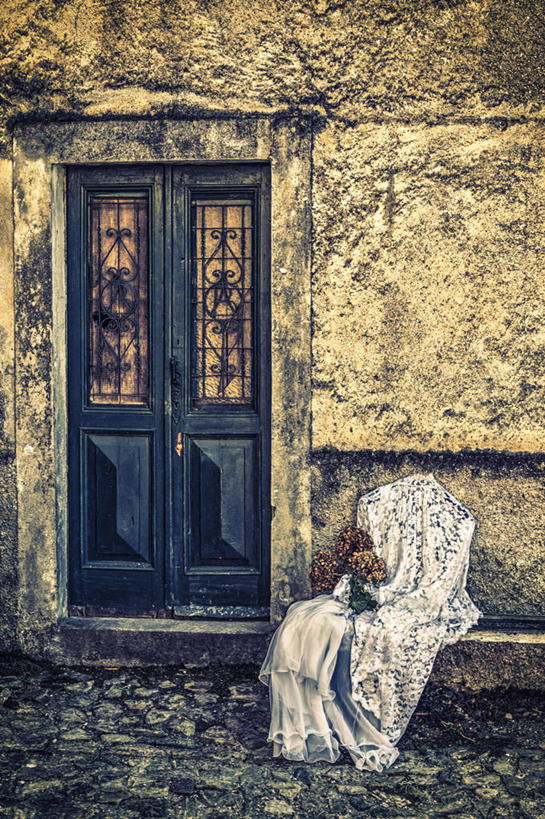 无人,竖图,室外,白天,正面,婚纱,门,阴影,枯萎,盛开,反射,捧花,手捧花,影子,墙,花蕾,墙壁,墙面,花,花瓣,花朵,鲜花,灰色,门框,花束,花苞,花蕊,一件,一束,死亡,枯败,婚礼捧花,彩图,婚礼服,礼服