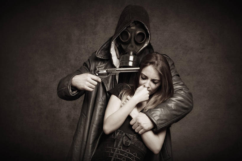 西方人,两个人,站,横图,室内,白天,正面,安全,竞争,欧洲,欧洲人,一把,对抗,握,阴影,灰色背景,服装,冲突,反射,分离,面具,器材,枪支,影子,防护,过滤,分开,注视,休闲装,破坏,衣服,灰色,低头,观察,看,站着,休闲,休闲服,连帽衫,隔断,武器,战争,搭,握着,遮掩,摄影,服饰,手枪,影棚,观看,保护,隔离,悲伤,损坏,察看,掩盖,伤心,遮挡,攻击,威胁,罪犯,搭着,对立,关注,矛盾,面罩,净化,兵器,间隔,防御,防毒面具,帽衫,枪械,遮盖,弹夹,敌对,挫败,斗争,抗拒,抗衡,杀伤,威慑,掩饰,断绝,隔开,屏蔽,屏绝,远离,中断,阻遏,阻隔,导气管,防护器材,滤毒罐,哀痛,悲戚,悲痛,人质,子弹夹,危险,男人,男性,年轻男性,年轻女性,女人,女性,白种人,站立,半身,彩图,影棚拍摄,拍摄