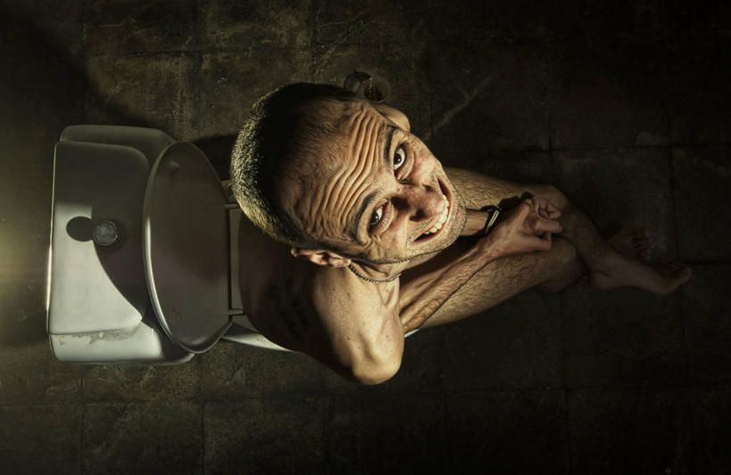 西方人,一个人,坐,笑,微笑,露齿笑,横图,俯视,室内,白天,生活用品,卫生间,洗手间,欧洲,欧洲人,仅一个男性,仅一个人,阴影,反射,瓷砖,地砖,影子,马桶,地面,注视,光脚,裸露,仅一个年轻男性,观察,看,赤脚,搭,座便器,观看,察看,搭着,关注,裸,卫浴,公厕,公共厕所,子孙桶,男人,男性,年轻男性,白种人,厕所,抬头,仰头,坐着,彩图,高角度拍摄,全身