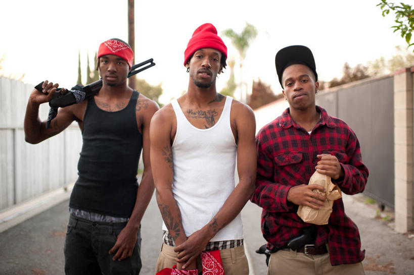 西方人,三个人,伙伴,朋友,站,横图,室外,白天,正面,友谊,竞争,道路,路,帽子,欧洲,非洲,黑人,欧洲人,一把,对抗,握,阴影,服装,朦胧,模糊,冲突,光线,背心,枪支,头巾,影子,墙,小路,交通,注视,休闲装,破坏,运动帽,墙壁,墙面,衣服,红色,灰色,天空,阳光,天,观察,看,扛,站着,休闲,休闲服,猎枪,武器,鸭舌帽,战争,握着,服饰,手枪,观看,损坏,察看,攻击,威胁,衣着,穿着,对立,关注,矛盾,兵器,防御,枪械,弹夹,敌对,挫败,斗争,抗拒,抗衡,杀伤,威慑,衣饰,子弹夹,扛在肩上,危险,友情,男人,男性,年轻男性,非洲人,站立,半身,彩图,滑膛枪,鸟枪,散弹枪,霰弹枪