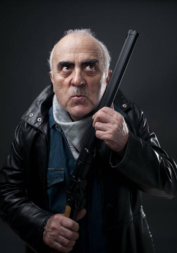 西方人,一个人,站,竖图,室内,白天,正面,竞争,欧洲,欧洲人,仅一个男性,仅一个人,一把,对抗,握,阴影,灰色背景,服装,冲突,反射,枪支,影子,注视,休闲装,破坏,衣服,灰色,观察,看,站着,仅一个老年男性,休闲,休闲服,猎枪,武器,战争,握着,摄影,服饰,手枪,影棚,观看,损坏,察看,攻击,威胁,对立,关注,矛盾,兵器,防御,枪械,弹夹,敌对,挫败,斗争,抗拒,抗衡,杀伤,威慑,子弹夹,危险,老年男性,男人,男性,白种人,站立,半身,彩图,影棚拍摄,拍摄,滑膛枪,鸟枪,散弹枪,霰弹枪