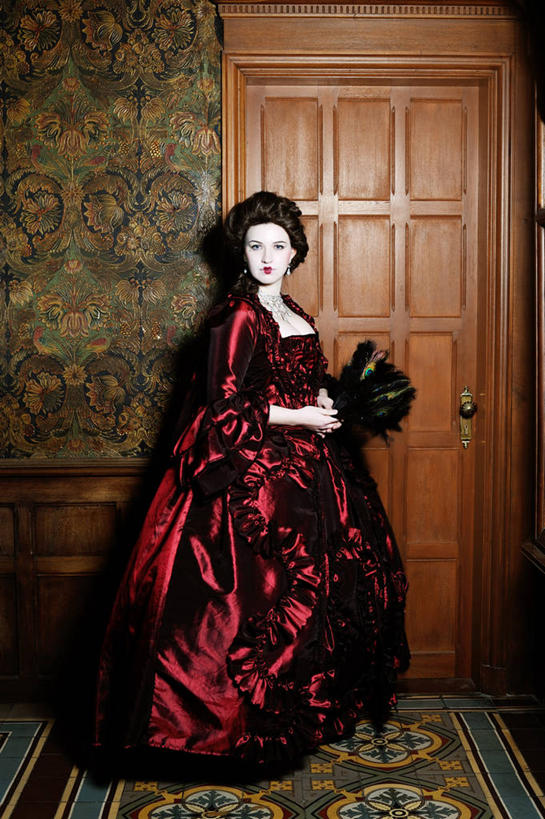 西方人,一个人,站,笑,微笑,竖图,室内,白天,侧面,晚礼服,门,项链,欧洲,欧洲人,仅一个年轻女性,仅一个女性,仅一个人,握,阴影,反射,扇子,影子,墙,清凉,扭头,注视,凉爽,文化,墙壁,墙面,装饰品,红色,灰色,耳环,饰品,首饰,门框,观察,看,站着,转头,握着,观看,察看,关注,耳饰,羽毛扇,年轻女性,女人,女性,白种人,站立,彩图,全身,晚宴服,舞会服,洋服,洋装,夜礼服,羽扇,传统文化