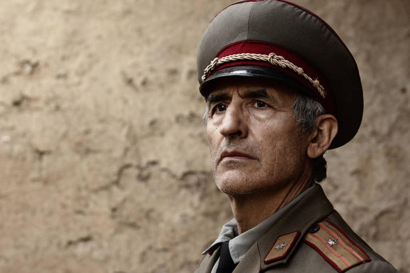 西方人,脸,头,脸颊,脖子,一个人,站,横图,室外,特写,白天,侧面,制服,帽子,欧洲,欧洲人,仅一个男性,仅一个人,士兵,阴影,反射,影子,墙,扭头,注视,肩膀,墙壁,墙面,衣服,灰色,观察,看,站着,转头,仅一个老年男性,军帽,观看,军人,察看,军装,关注,军服,老年男性,男人,男性,白种人,头部,脖,颈,颈部,脸部,脸蛋,面部,站立,半身,彩图