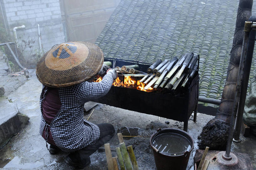 西方人,一个人,家,蹲,横图,俯视,室外,白天,烹饪,烧烤,中餐,建筑,帽子,欧洲,欧洲人,仅一个男性,仅一个人,一把,握,修剪,阴影,服装,光线,草帽,工具,剪刀,瓦片,影子,房屋,屋顶,屋子,料理,食品,烤架,烤肉,顶棚,筷笼,瓦,休闲装,菜肴,美食,楼房,住宅,食物,仅一个年轻男性,衣服,阳光,容器,休闲,休闲服,中式,铁架,握着,建造,服饰,佳肴,裁剪,剪子,剪裁,切割,屋瓦,竹筒饭,筷筒,箸筒,男人,男性,年轻男性,白种人,蹲着,彩图,高角度拍摄,全身,房子,香竹饭,竹筒香饭