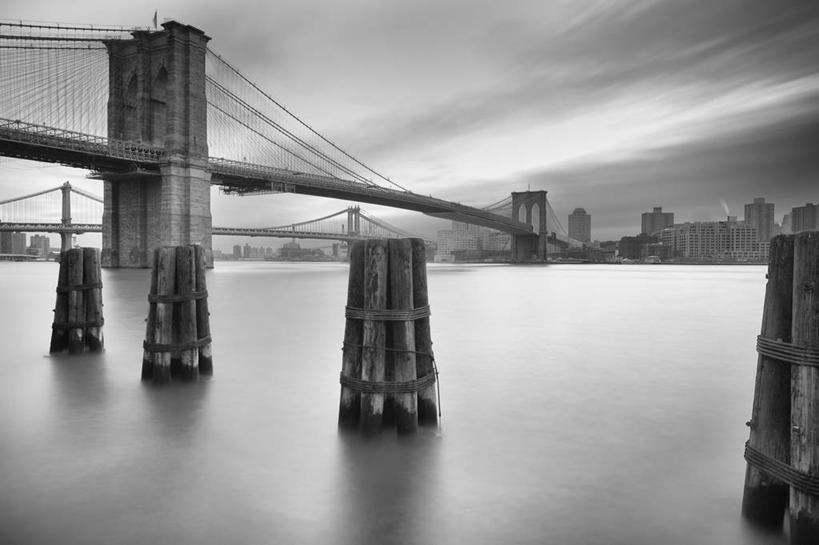 无人,横图,黑白,室外,白天,正面,旅游,度假,安全,河流,水,标志建筑,城市,大桥,地标,建筑,桥梁,纽约,美国,阴影,光线,影子,河水,水流,云,云朵,布鲁克林大桥,桥,曼哈顿,防护,云彩,娱乐,建设,蓝色,白云,蓝天,天空,阳光,天,享受,休闲,钢索,旅游胜地,放松,吊桥,晴朗,保护,北美,北美洲,美洲,保险,防波堤,纽约州,布鲁克林桥,帝国之州,帝国州,北亚美利加洲,亚美利加洲,保全,周全,安稳,安定,石桥墩,平安,晴空,破浪堤,美利坚合众国,曼哈顿岛