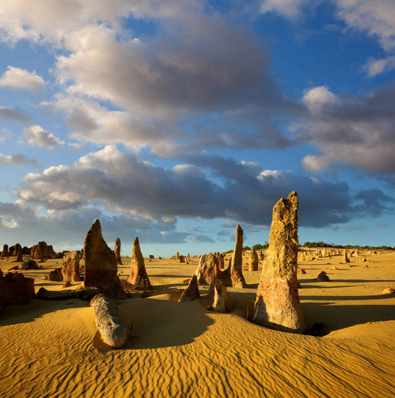 无人,公园,竖图,室外,白天,正面,旅游,度假,石头,美景,沙漠,澳大利亚,阴影,光线,石子,影子,景观,云,云朵,云彩,娱乐,蓝色,白云,蓝天,天空,阳光,自然,天,享受,休闲,景色,放松,晴朗,国家公园,自然风光,大洋洲,澳洲,南方大陆,澳大利亚联邦,西澳大利亚,西澳大利亚州,南邦国家公园,大漠,砂漠,石块,岩石,晴空,彩图,尖峰石阵