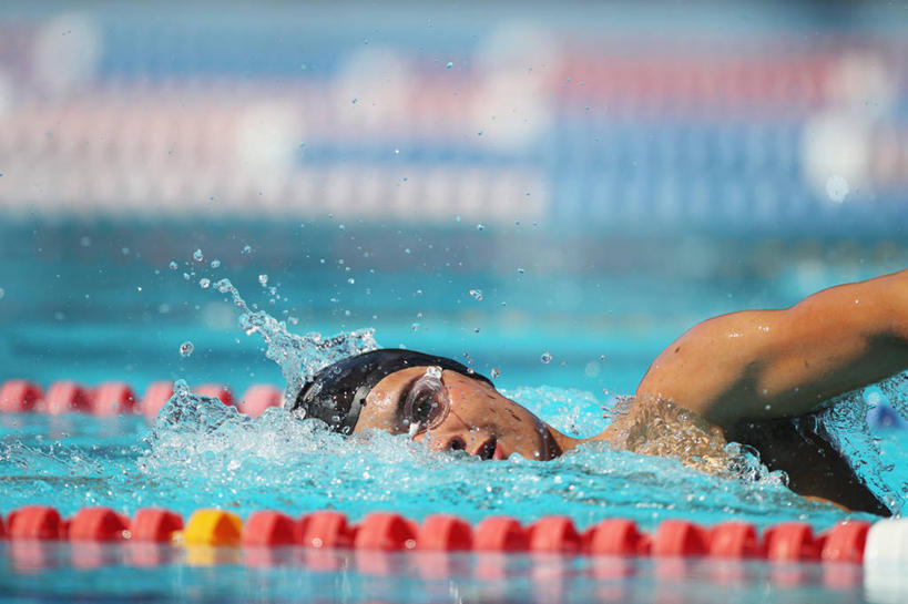 游泳,西方人,一个人,运动员,体育馆,游泳池,横图,室外,白天,侧面,锻炼,旅游,度假,运动,水,帽子,欧洲,欧洲人,仅一个男性,仅一个人,泳帽,朦胧,模糊,眼镜,泳镜,水池,水面,扭头,注视,娱乐,泳池,仅一个年轻男性,游泳眼镜,观察,看,转头,享受,休闲,放松,观看,察看,游泳馆,关注,室外运动,游泳帽,户外运动,游泳运动员,泅水,拍浮,男人,男性,年轻男性,白种人,体育运动员,运动选手,半身,彩图,健身