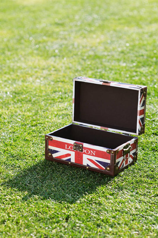 无人,竖图,俯视,室外,特写,白天,草地,草坪,植物,旗帜,国旗,阴影,光线,影子,草,一个,绿色,阳光,容器,箱子,英国国旗,打开,单个,储藏,米字旗,开启,储存,匣子,旗,彩图,高角度拍摄,百宝箱,首饰箱,贮存