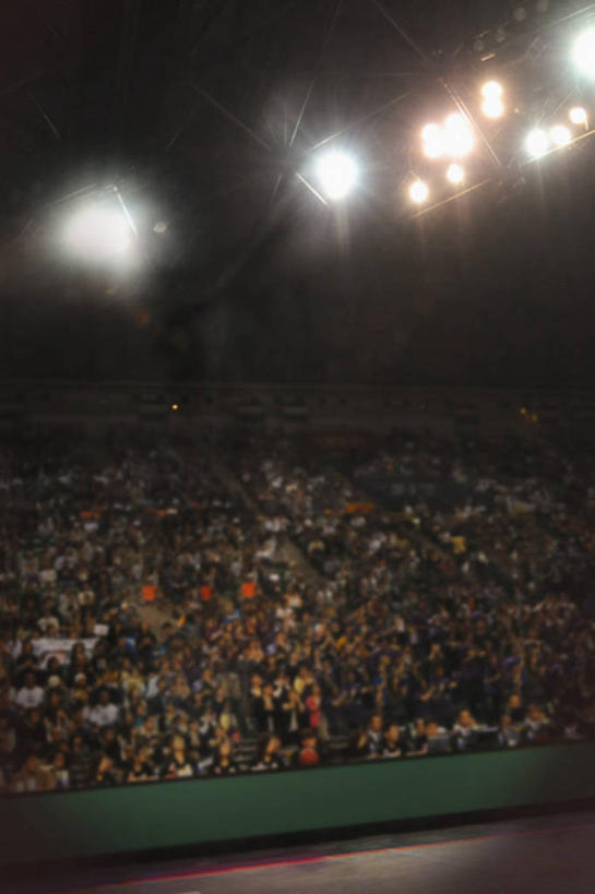 西方人,观众,坐,竖图,俯视,室外,夜晚,照明,欧洲,欧洲人,一排,许多,阴影,服装,朦胧,模糊,整齐,并列,并排,光线,影子,篮球场,球场,看台,灯光,很多,许多人,注视,休闲装,场地,座位,灯,排列,衣服,灯具,观察,看,一群人,休闲,休闲服,服饰,观看,照亮,察看,照明设备,队列,关注,平行,坐位,男人,男性,年轻男性,年轻女性,女人,女性,白种人,观赏人员,坐着,半身,彩图,高角度拍摄,篮球场地,泛光灯