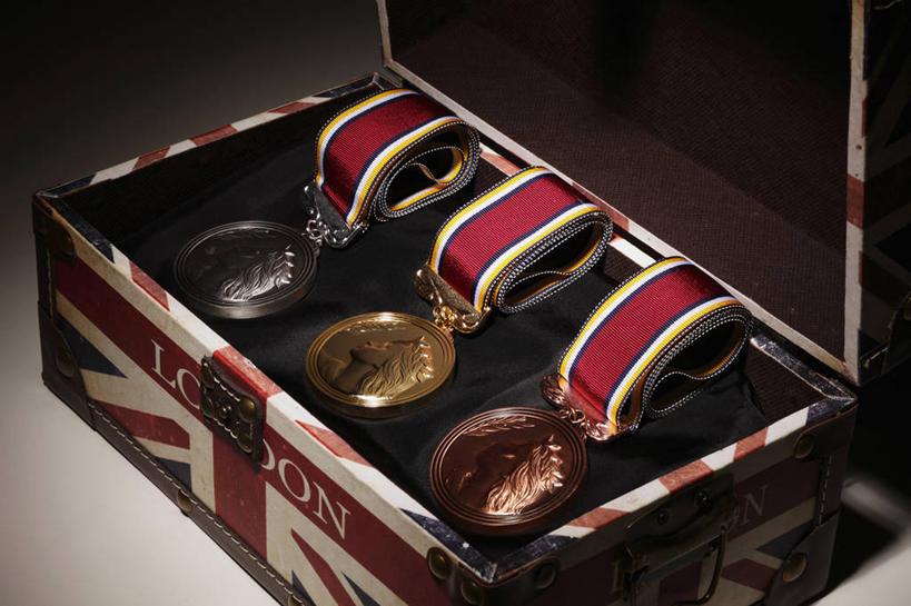 无人,横图,俯视,室内,特写,白天,白色背景,成功,胜利,静物,一排,阴影,整齐,反射,影子,排列,三个,一个,容器,箱子,光彩,摄影,影棚,单个,储藏,储存,队列,奖牌,金牌,荣誉,奖品,铜牌,银牌,荣耀,匣子,光荣,彩图,高角度拍摄,影棚拍摄,拍摄,百宝箱,首饰箱,贮存