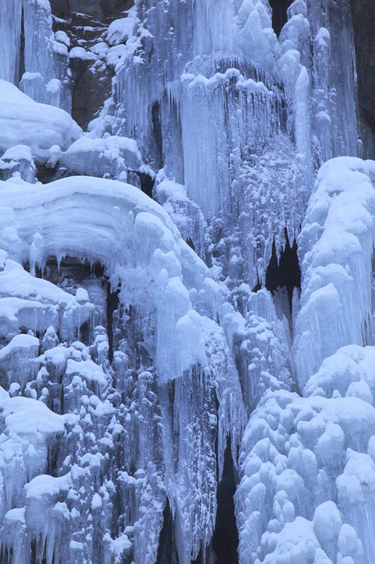 无人,竖图,室外,白天,正面,旅游,度假,石头,美景,瀑布,水,雪,大雪,飞溅,溅,石子,液体,积雪,景观,水滴,悬崖,雪景,冬季,冬天,娱乐,水珠,自然,享受,休闲,景色,放松,寒冷,喷洒,自然风光,严寒,绝壁,跌水,石块,岩石,彩图