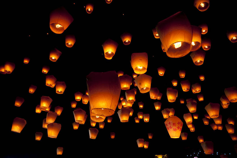 无人,横图,室外,夜晚,仰视,幸福,照明,许多,节日,灯笼,纸灯笼,很多,辉煌,文化,灯具,祈祷,健康,温暖,橙色,许愿,活泼,纪念,华丽,暖色,祈求,照亮,照明设备,温情,孔明灯,炽热,响亮,跃动,平安,甜蜜,彩图,低角度拍摄,愉快,天灯