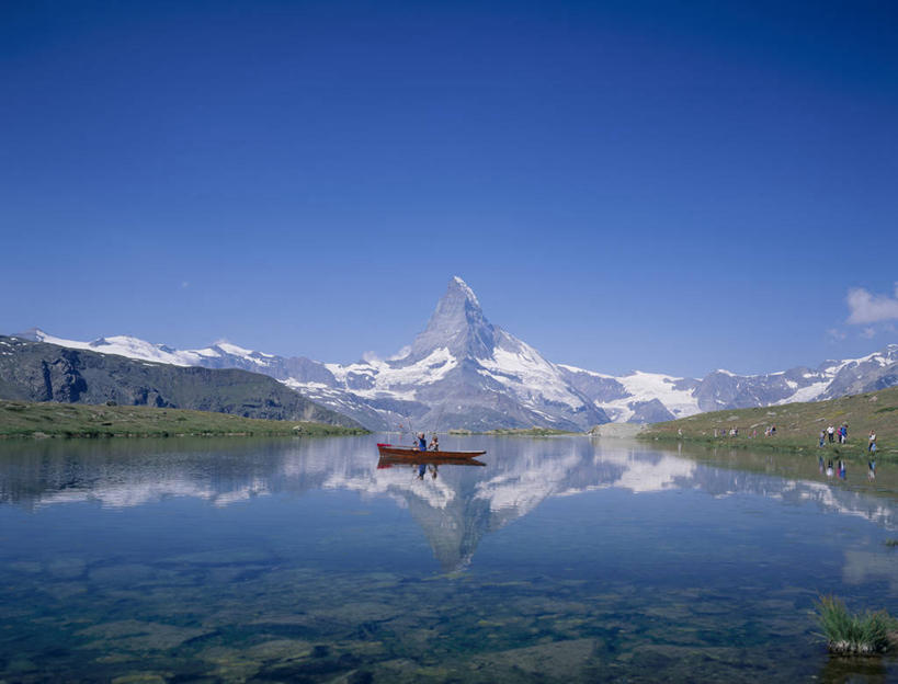 无人,横图,室外,白天,正面,旅游,度假,草地,草坪,石头,美景,山,雪,雪山,植物,大雪,船,瑞士,欧洲,阿尔卑斯山,阴影,波纹,光线,石子,影子,冰,池塘,积雪,景观,山顶,山峰,水池,雪景,云,云朵,冬季,冬天,木船,涟漪,山峦,云彩,娱乐,草,树,树木,蓝色,绿色,白云,倒影,蓝天,水纹,天空,阳光,自然,交通工具,波浪,天,享受,休闲,景色,放松,寒冷,生长,晴朗,成长,冰冷,倒映,舟,自然风光,载具,中欧,水晕,严寒,瑞士联邦,冰凉,酷寒,凛冽,凛凛,极冷,颠峰,极峰,反照,冰川之城,采尔马特,策尔马特,马特洪峰,石块,岩石,晴空,彩图,马特峰