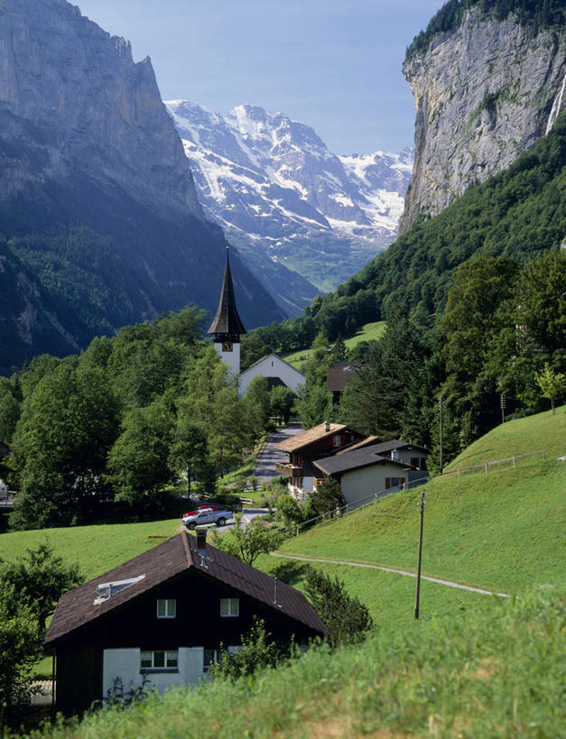 无人,家,教堂,竖图,室内,白天,正面,旅游,度假,草地,草坪,石头,山,山脉,植物,标志建筑,地标,建筑,瑞士,欧洲,阴影,节日,光线,石子,影子,房屋,屋子,山峰,山峦,首都,文化,娱乐,建设,楼房,伯尔尼,住宅,草,树,树木,蓝色,绿色,蓝天,天空,阳光,自然,群山,天,祈祷,享受,休闲,健康,旅游胜地,放松,许愿,宗教,信仰,生长,晴朗,成长,纪念,祈求,基督教,天主教,信念,中欧,万里无云,瑞士联邦,伯尔尼州,少女峰,因特拉肯,劳特布龙嫩,平安,石块,岩石,晴空,晴空万里,彩图,房子,大教堂,礼拜堂