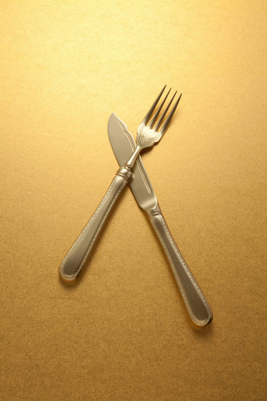 无人,竖图,俯视,室内,特写,白天,餐桌,桌子,静物,餐具,金属制品,阴影,反射,金属,叉子,刀叉,刀子,影子,两个,餐台,餐刀,餐叉,进餐用具,彩图,高角度拍摄