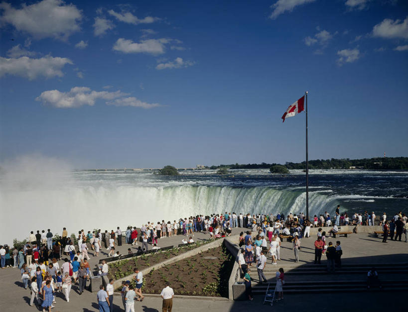 西方人,站,横图,室内,白天,正面,旅游,度假,美景,瀑布,水,旗帜,国旗,欧洲,加拿大,欧洲人,行人,游客,游人,阴影,飞溅,服装,溅,光线,液体,影子,景观,水滴,云,云朵,许多人,云彩,休闲装,娱乐,路人,旅客,水珠,衣服,蓝色,白云,蓝天,天空,阳光,自然,天,站着,一群人,享受,休闲,休闲服,景色,放松,服饰,晴朗,北美,北美洲,喷洒,自然风光,美洲,加拿大国旗,北亚美利加洲,亚美利加洲,过客,男人,男性,年轻男性,年轻女性,女人,女性,白种人,旗,跌水,晴空,站立,半身,彩图,枫叶旗