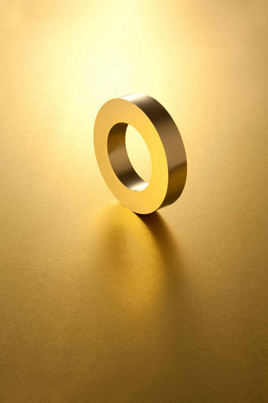 无人,竖图,俯视,室内,特写,白天,爱情,静物,阴影,反射,影子,一枚,浪漫,装饰品,戒指,饰品,首饰,金色,恩爱,信物,富贵,权利,忠诚,手饰,富丽,名誉,荣华,彩图,高角度拍摄