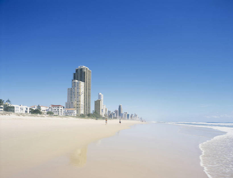 无人,家,高楼大厦,横图,室外,白天,正面,仰视,度假,海浪,海洋,美景,沙滩,植物,城市风光,城市,大厦,建筑,摩天大楼,澳大利亚,沙子,房屋,屋子,海岸,景观,浪花,公寓,沙地,娱乐,建设,洋房,楼房,住宅,树,树木,蓝色,绿色,蓝天,天空,自然,海水,天,享受,休闲,景色,放松,生长,晴朗,成长,大洋洲,澳洲,海景,黄金海岸,昆士兰州,万里无云,南方大陆,澳大利亚联邦,昆士兰,澳大利亚黄金海岸,大海,风浪,海,海水的波动,海滩,近岸浪,涌浪,晴空,晴空万里,彩图,低角度拍摄,房子,大楼,高层建筑,高楼,摩天楼