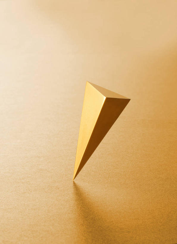 无人,竖图,俯视,室内,特写,白天,静物,阴影,反射,三角形,影子,一个,金色,金字塔,单个,陵墓,富贵,忠诚,方锥形,富丽,名誉,荣华,彩图,高角度拍摄