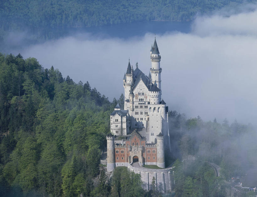 无人,横图,俯视,室内,白天,旅游,度假,森林,山,山脉,树林,植物,雾,标志建筑,地标,建筑,德国,欧洲,朦胧,模糊,堡垒,城堡,山峰,山峦,娱乐,建设,新天鹅堡,树,树木,绿色,自然,群山,享受,休闲,旅游胜地,放松,生长,成长,迷雾,西欧,要塞,德意志联邦共和国,新天鹅城堡,巴伐利亚,巴伐利亚州,拜恩州,拜恩自由州,设防,大雾,彩图,高角度拍摄