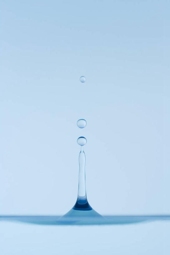 无人,竖图,室内,特写,白天,正面,水,阴影,波纹,蓝色背景,反射,液体,影子,水滴,涟漪,水纹,波浪,摄影,影棚,下降,降落,水晕,降低,下跌,下落,彩图,影棚拍摄,拍摄