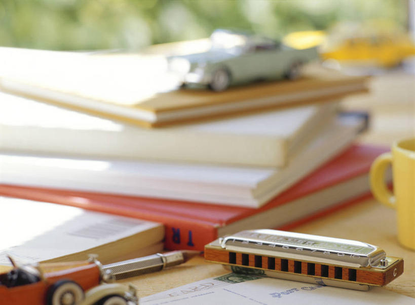 无人,横图,室内,特写,白天,正面,游戏,桌面,桌子,杯子,书籍,玩具,一堆,许多,阴影,堆叠,堆积,朦胧,模糊,传递,光线,信息,木制,影子,陶瓷,吹奏乐器,记事本,口琴,乐器,明信片,陶瓷制品,很多,联系,音乐,玩,娱乐,车,阳光,本子,笔记本,卡片,马克杯,木制品,水杯,书本,交通工具,休闲,益智,联络,通信,活动,纪念,留念,堆,发泄,消遣,智力,载具,怀念,宣传,宣泄,记念,玩具车,书,图书,玩耍,嬉戏,彩图,收藏