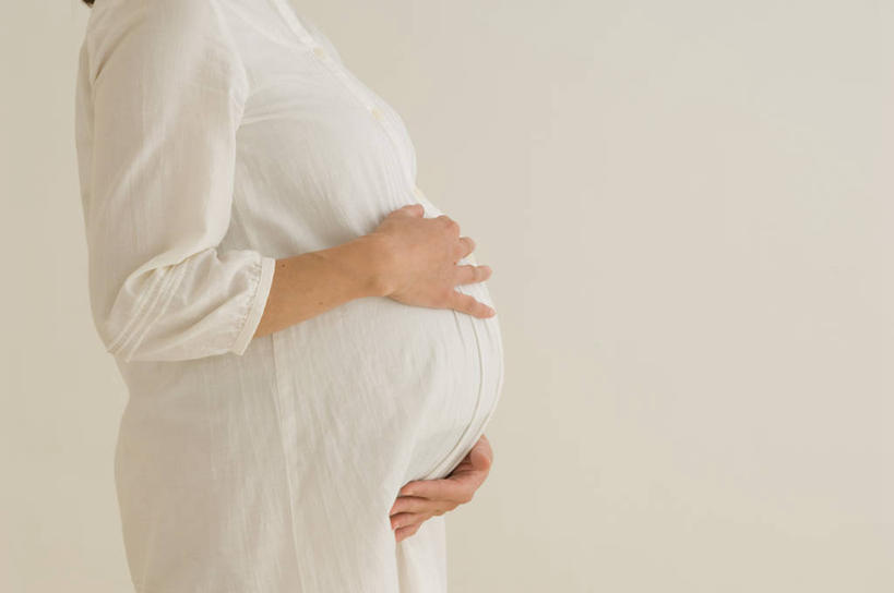 东方人,孕妇,手,一个人,站,摸,横图,室内,白天,白色背景,侧面,亚洲,双手,仅一个年轻女性,仅一个女性,仅一个人,抚摸,阴影,服装,反射,影子,黄种人,衣服,白色,站着,怀孕,手部,摄影,服饰,影棚,待产,衣着,孕妇装,穿着,妊娠,准妈妈,孕妇裙,衣饰,年轻女性,女人,女性,亚洲人,产妇,触摸,接触,站立,半身,彩图,影棚拍摄,拍摄