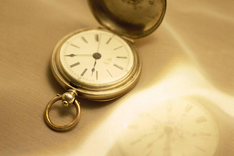 无人,横图,俯视,室内,特写,白天,复古,桌面,桌子,静物,阴影,陈旧,时间,反射,时钟,影子,计时,怀表,一个,钟表,表,单个,古董,挂表,钟,彩图,高角度拍摄