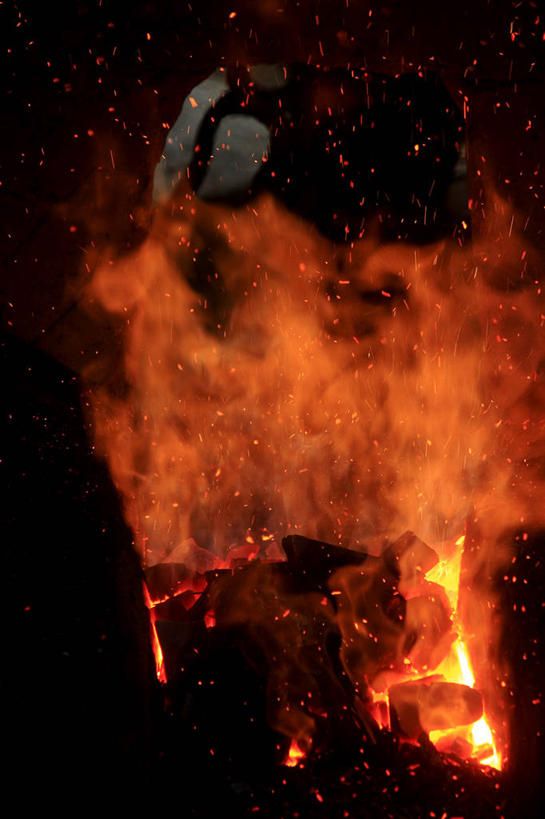 无人,工厂,竖图,室内,白天,正面,金属制品,阴影,光线,金属,火焰,影子,燃烧,红色,容器,点燃,储藏,火光,储存,彩图,工地,制造厂,贮存