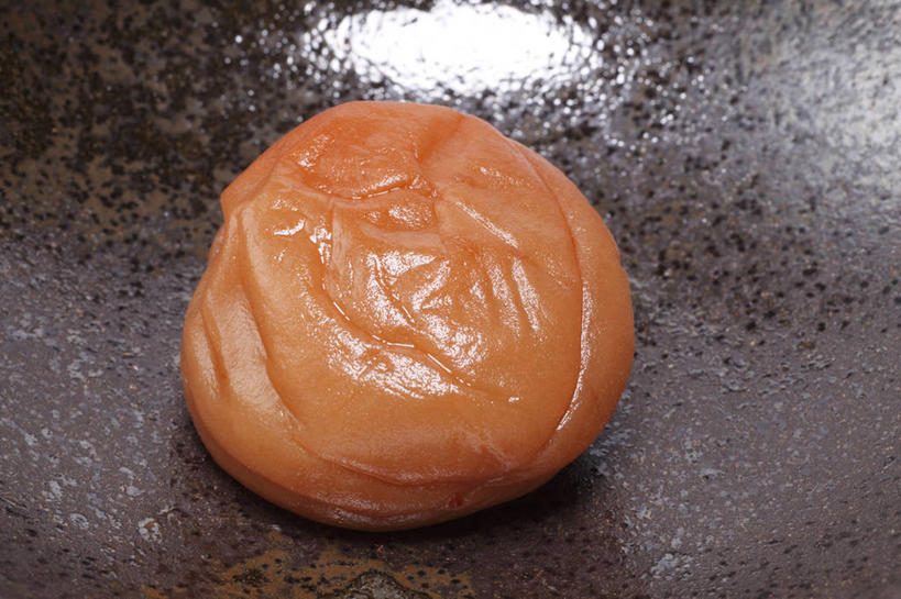 点心,无人,横图,俯视,室内,特写,白天,阴影,反射,影子,食品,褐色,酸梅,食物,一个,零食,青梅,单个,梅子,果梅,彩图,高角度拍摄