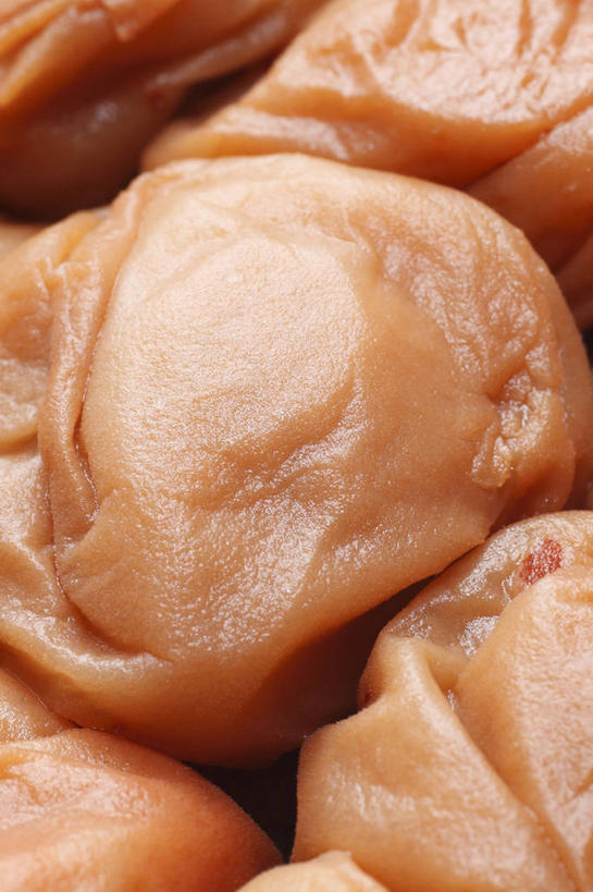 点心,无人,竖图,俯视,室内,特写,白天,许多,阴影,反射,影子,食品,褐色,很多,酸梅,食物,零食,青梅,梅子,果梅,彩图,高角度拍摄