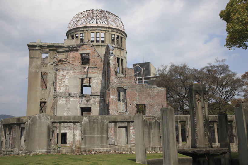 无人,横图,室外,白天,正面,旅游,度假,草地,草坪,植物,标志建筑,地标,建筑,广岛县,日本,亚洲,阴影,光线,影子,云,云朵,云彩,娱乐,建设,草,树,树木,蓝色,绿色,白云,蓝天,天空,阳光,自然,天,享受,休闲,旅游胜地,放松,生长,晴朗,成长,展览馆,东亚,本州,本州岛,日本国,广岛和平纪念公园,広岛,中国地方,广岛和平纪念碑,广岛和平纪念馆,原爆纪念馆,原爆圆顶塔,原子弹爆炸圆顶屋,晴空,彩图