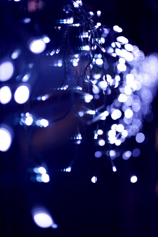 无人,竖图,室外,特写,夜晚,正面,照明,阴影,朦胧,模糊,透明,光线,彩灯,影子,灯光,灯,蓝色,灯具,花灯,照亮,照明设备,理智,沉静,冷色,高深,冷淡,彩图