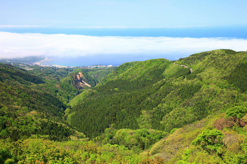 无人,横图,室外,白天,正面,旅游,度假,海浪,海洋,美景,山,山脉,树林,植物,日本,亚洲,阴影,光线,纹路,纹理,影子,景观,浪花,山峰,水平线,辽阔,海平线,山峦,娱乐,树,树木,蓝色,绿色,蓝天,天空,阳光,自然,海水,群山,天,享受,休闲,广阔,景色,放松,生长,晴朗,成长,一望无际,自然风光,海景,东亚,本州,万里无云,肌理,本州岛,日本国,中部地方,新潟,新潟县,无边无际,一马平川,大海,风浪,海,海水的波动,近岸浪,涌浪,晴空,晴空万里,彩图,佐渡市,水天相接,水天一线