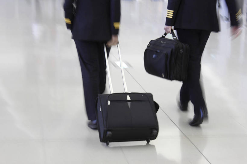 东方人,两个人,伙伴,朋友,飞行员,机场,走,横图,俯视,室内,白天,工作服,制服,友谊,合作,团队,飞机场,亚洲,握,朦胧,模糊,拉杆箱,旅行箱,黄种人,行李箱,箱子,战略,握着,出差,联合,合谋,工作制服,配合,协作,男人,男性,年轻男性,亚洲人,飞行人员,航空站,空港,步行,散步,走路,半身,彩图,高角度拍摄,工作套服,旅行,飞机师