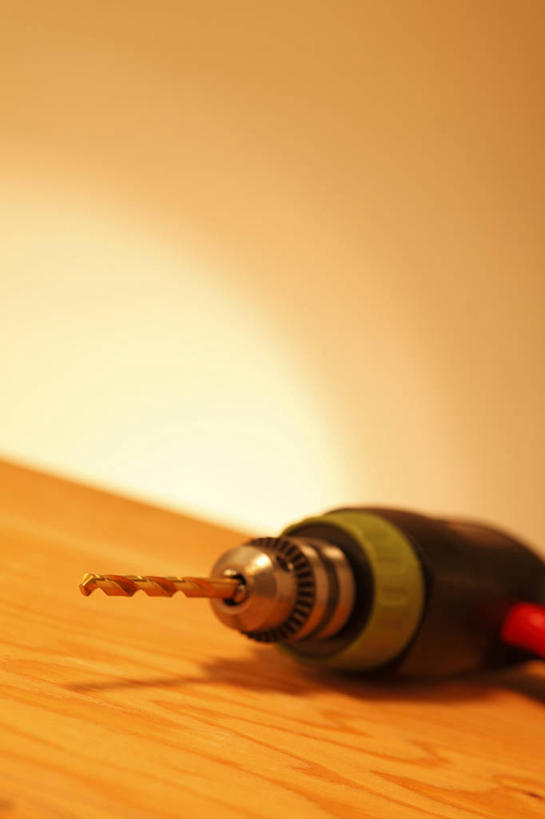 无人,竖图,室内,特写,白天,正面,桌面,桌子,静物,阴影,反射,木制,影子,一个,木制品,摄影,影棚,褐色背景,单个,电钻,手电钻,电动工具,彩图,影棚拍摄,拍摄