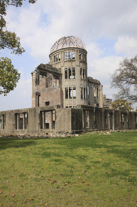 无人,竖图,室外,白天,正面,旅游,度假,草地,草坪,名胜古迹,植物,标志建筑,地标,建筑,广岛县,日本,亚洲,阴影,遗迹,光线,影子,云,云朵,云彩,古迹,文物,娱乐,建设,古建筑,草,树,树木,蓝色,绿色,白云,蓝天,天空,阳光,自然,天,享受,休闲,旅游胜地,放松,生长,晴朗,成长,展览馆,古文明,东亚,本州,本州岛,日本国,广岛和平纪念公园,広岛,中国地方,广岛和平纪念碑,广岛和平纪念馆,原爆纪念馆,原爆圆顶塔,原子弹爆炸圆顶屋,晴空,彩图