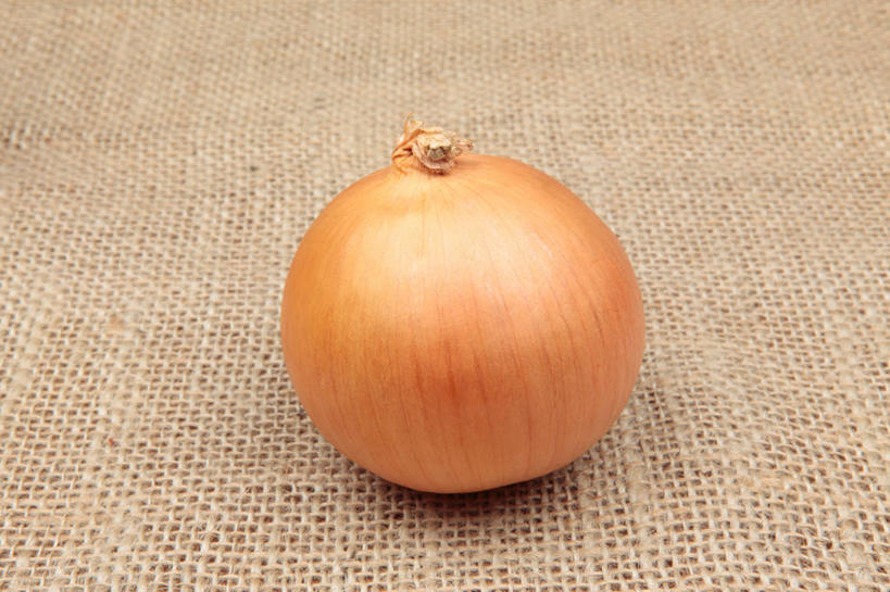 无人,横图,俯视,室内,特写,白天,蔬菜,洋葱,纺织品,阴影,亚麻布,新鲜,反射,布,影子,食品,织物,食物,一个,摄影,有机食品,绿色食品,影棚,单个,布匹,玉葱,荷兰葱,圆葱,洋葱头,球葱,葱头,彩图,高角度拍摄,影棚拍摄,拍摄,黄洋葱