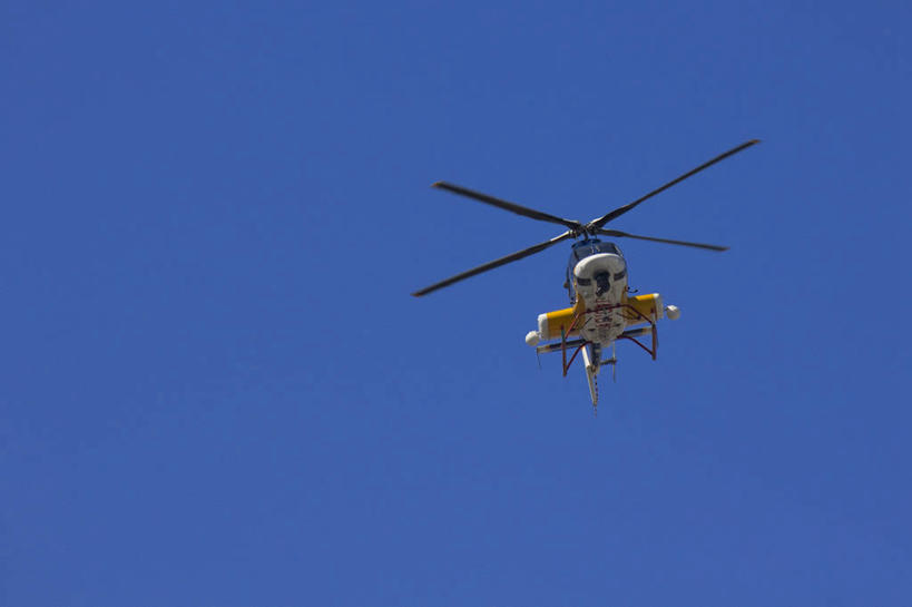 无人,横图,室外,特写,白天,仰视,飞机,日本,亚洲,飞翔,阴影,飞行,光线,影子,翱翔,航空,飞,蓝色,蓝天,天空,阳光,交通工具,天,一架,晴朗,直升机,直升飞机,载具,东亚,万里无云,日本国,晴空,晴空万里,彩图,低角度拍摄